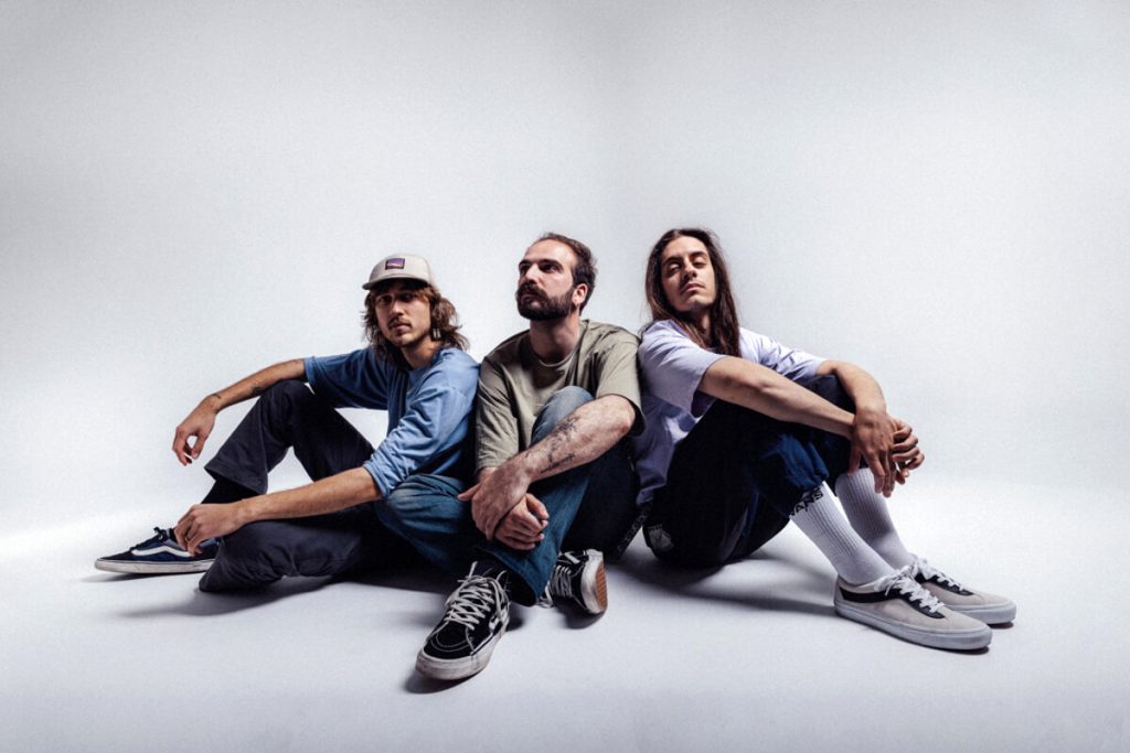 Alemoa live sul palco di Largo Venue