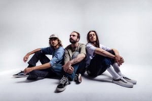 Alemoa live sul palco di Largo Venue
