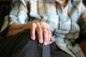 Picchia l'anziano padre invalido e lo riduce in fin di vita