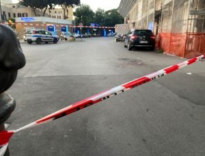 Pestato e poi investito dopo un rimprovero per la velocità troppo alta. Diciannovenne lotta tra la vita e la morte