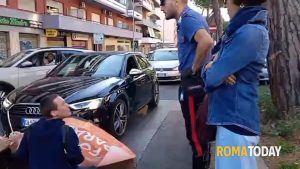 VIDEO | Attivisti di Ultima Generazione bloccano traffico: insulti e manata da automobilista esasperato