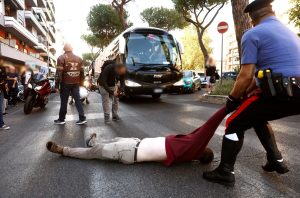 Attivisti bloccano il traffico e rischiano linciaggio dagli automobilisti, trascinati a bordo strada