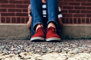 Tredicenne minacciata su Instagram e pestata da due minorenni. "Mia figlia non vuole più tornare a scuola"