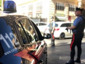 Inseguimento da film in via Appia Nuova, due giovani di 13 e 15 anni fuggono su scooter rubato