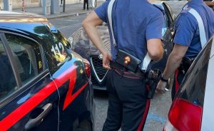 Camminano per Roma e vengono rapinati, la coppia di turisti reagisce e blocca il ladro