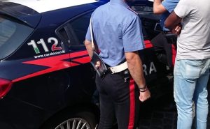Il turista fa il check in nell'hotel e il ladro lo deruba