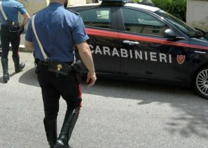 Aggredisce i carabinieri e getta il marsupio con la droga nel cortile condominiale