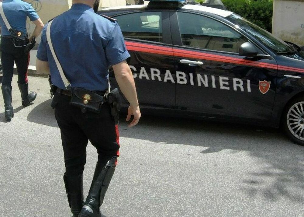 Aggredisce i carabinieri e getta il marsupio con la droga nel cortile condominiale