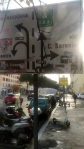 Cartelli vintage e segnaletica illeggibile: il Campidoglio approva la rimozione