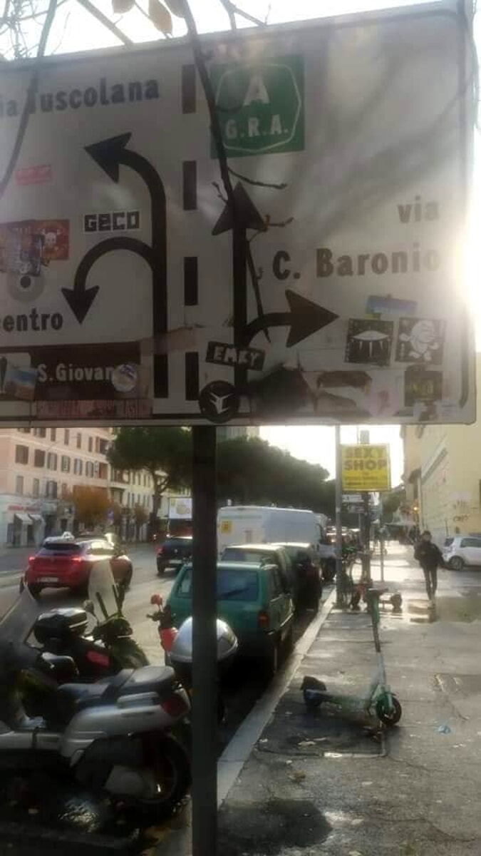 Cartelli vintage e segnaletica illeggibile: il Campidoglio approva la rimozione