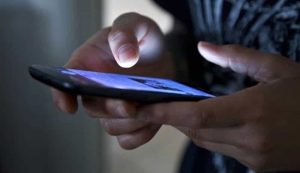 Smartphone rubato a una ragazza squilla nella tasca di un uomo: "Pagami se vuoi riaverlo"
