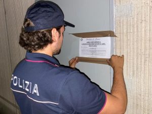 Cubiste e alcolici nella discoteca abusiva, polizia trova cinquecento ragazzi a ballare
