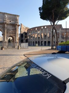 Il bigliettaio abusivo che vende i ticket per i tour sui bus a due piani in giro per Roma