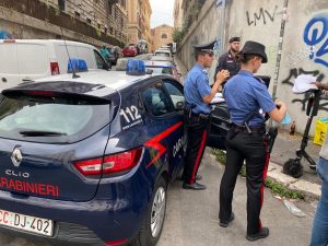 Sorpreso a rubare nel negozio viene inseguito da addetto alla sicurezza, poi gli lancia contro un monopattino