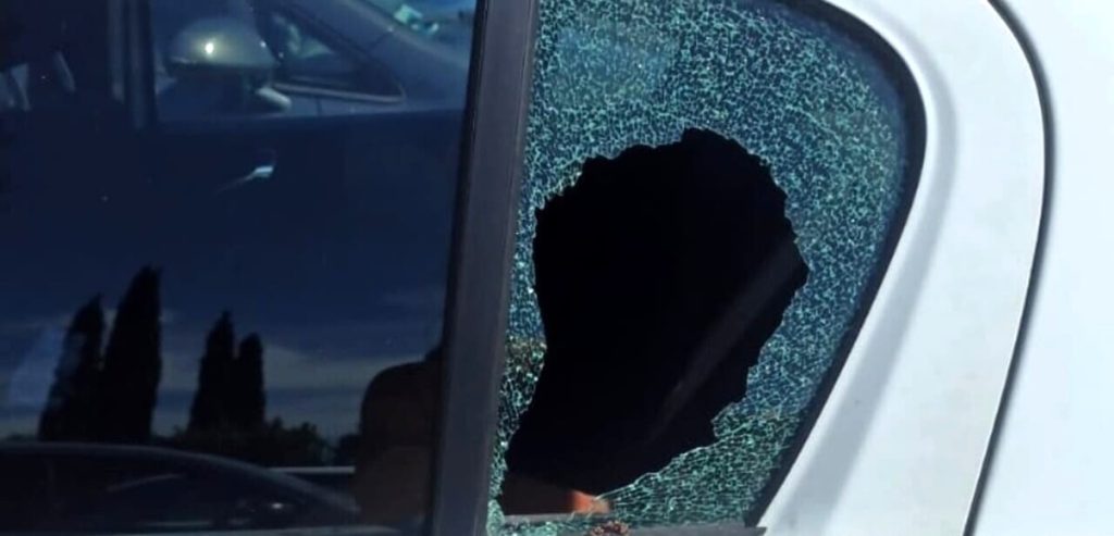 Ladro sorpreso all'interno di un'auto dopo aver sfondato il finestrino