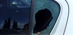 Ladro sorpreso all'interno di un'auto dopo aver sfondato il finestrino
