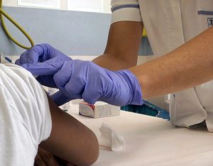 Covid, a Roma e nel Lazio tornano a salire i contagi. A ottobre riprendono le vaccinazioni