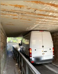 Furgone rimane incastrato sotto il ponte della ferrovia