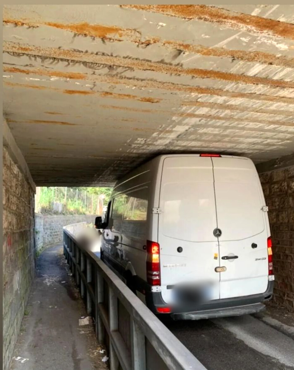 Furgone rimane incastrato sotto il ponte della ferrovia