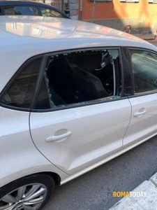 Si sveglia e trova il finestrino distrutto: "Succede ogni notte alle auto parcheggiate nel quartiere"