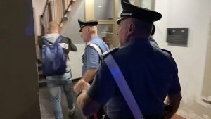 Occupano casa e rubano energia, 12 denunciati. Uova dal balcone contro dipendenti Acea e Italgas