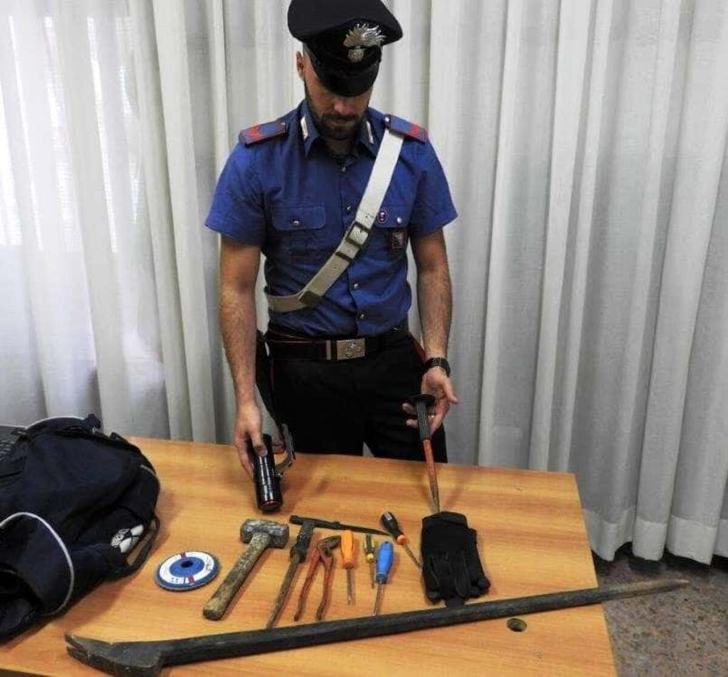 I quattro ragazzi trovati con attrezzi da scasso e una pistola in auto