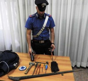 I quattro ragazzi trovati con attrezzi da scasso e una pistola in auto