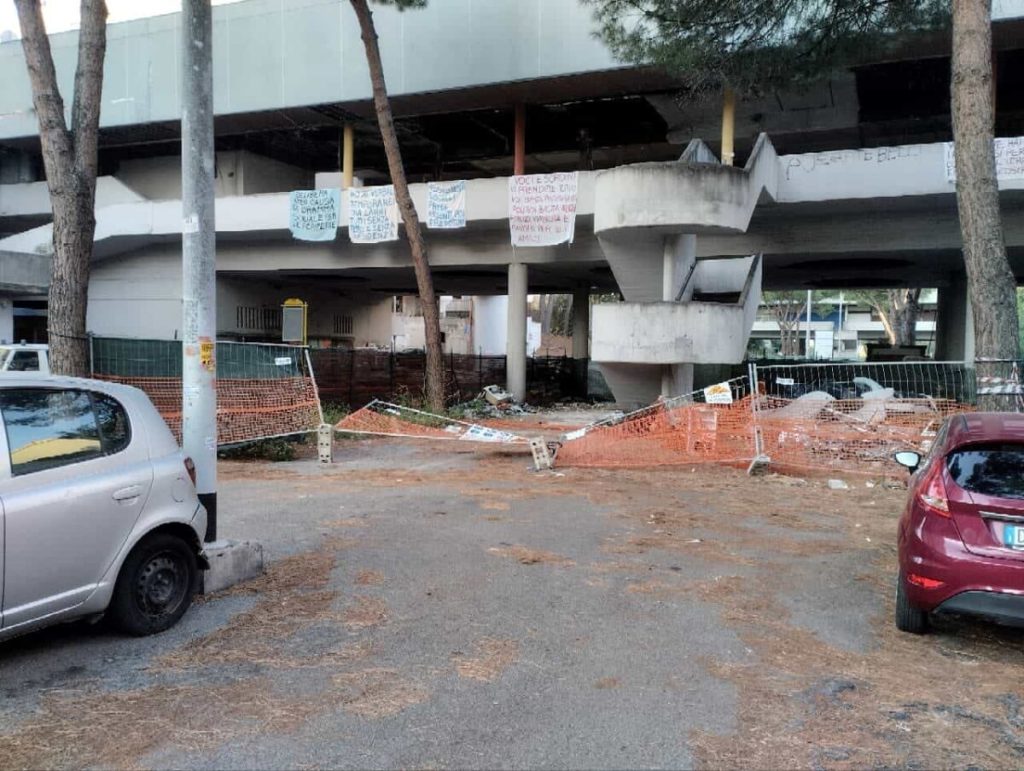 Operai aggrediti e striscioni contro Ater. Cosa sta succedendo al quinto ponte del Laurentino 38