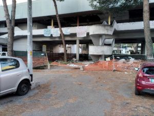 Operai aggrediti e striscioni contro Ater. Cosa sta succedendo al quinto ponte del Laurentino 38