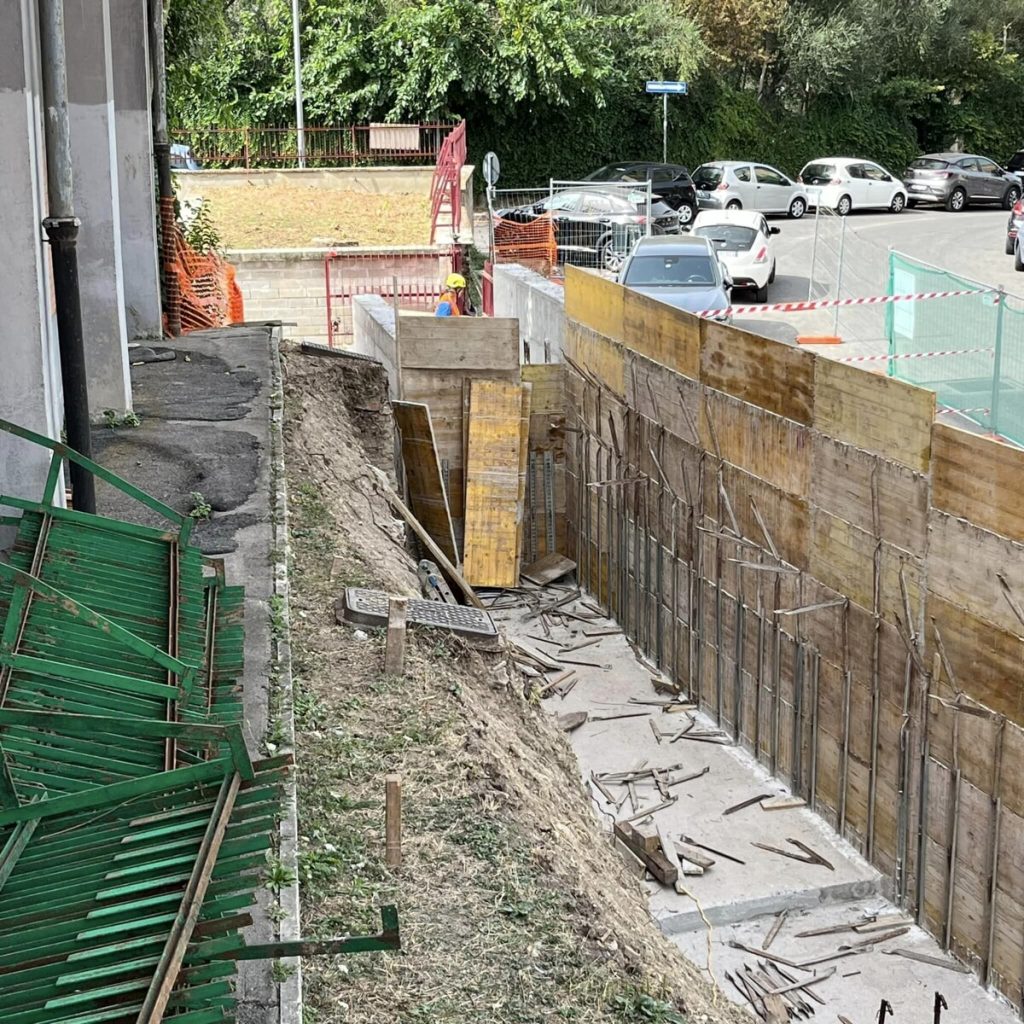 Avviati i lavori al muro del giardino della scuola Cardarelli
