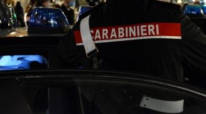 Banda di ladri d'auto a caccia di Ford Puma nel parcheggio condominiale