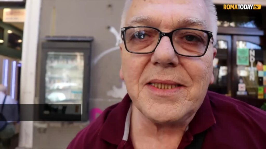 VIDEO | Disabile fai da te, costretto a ripristinare le strisce della sosta da solo