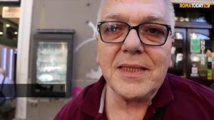VIDEO | Disabile fai da te, costretto a ripristinare le strisce della sosta da solo