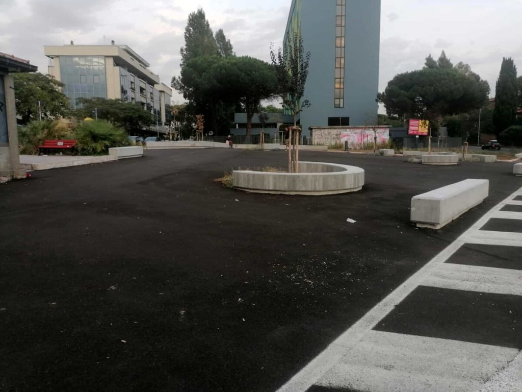 La "finta" pedonalizzazione al Torrino: le auto ci passano, la fontanella è spenta. E le aiuole sono già tutte secche