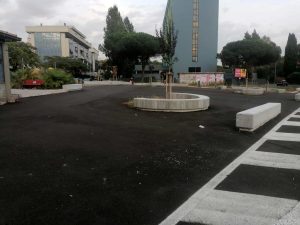 La "finta" pedonalizzazione al Torrino: le auto ci passano, la fontanella è spenta. E le aiuole sono già tutte secche