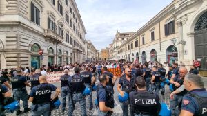 La protesta degli ex percettori del reddito di cittadinanza. Tensione con la polizia