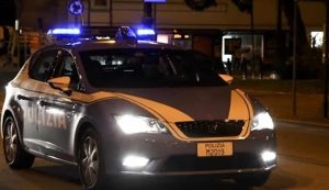 Ospita un amico in casa, al ritorno lo trova morto nel corridoio