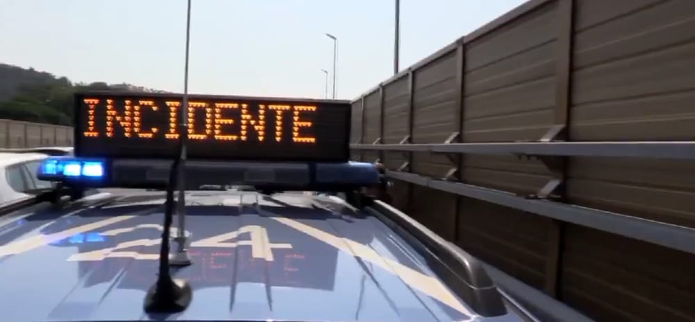 Incidente in A1: si scontrano un pullman e un camion, due morti e diversi feriti