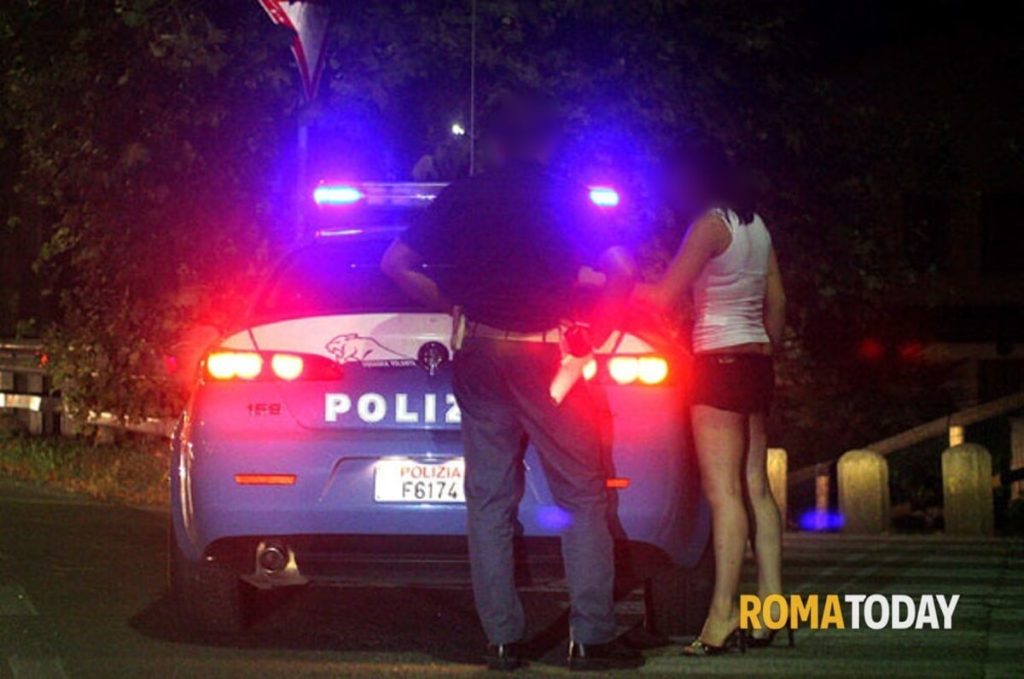 La notte criminale di un branco di giovani: picchiano e rapinano una prostituta, poi sparano due colpi di pistola