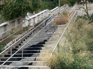 L’ultimo respiro delle opere di street art. Ecco come scompaiono dalle scale di Roma 