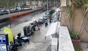 Monteverde è senz'acqua: si rompe tubatura e un fiume invade le strade