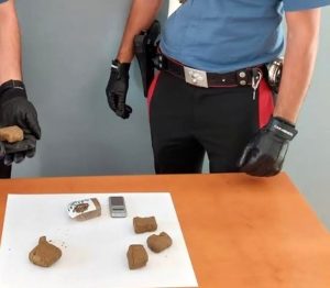 Lo spaccio fuori dal raccordo anulare, in tre in manette. Nei guai anche un 15enne