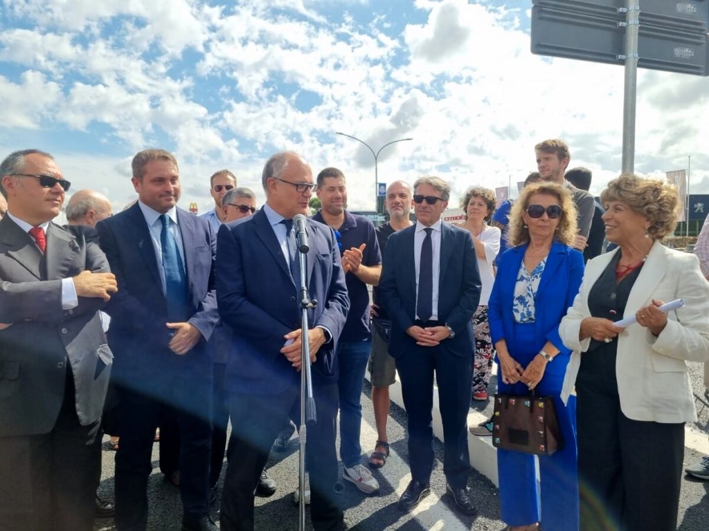 La Ryder Cup fa miracoli, concluso il cantiere infinito di via Tiburtina: il sindaco inaugura la strada