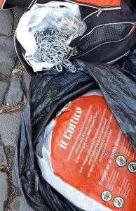Attivisti del clima di Ultima Generazione bloccati a Roma: avevano catene e buste di fango