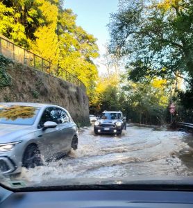 Si rompe tubatura e allaga la strada. Traffico impazzito a Roma nord