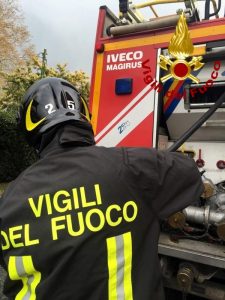 Incendio sulla Cassia bis: furgone in fiamme, strada chiusa e traffico rallentato