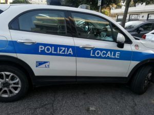 Precipita per dieci metri dal belvedere: morta una donna