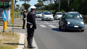 Incidente sulla Colombo, scontro tra due auto e strada chiusa: due feriti