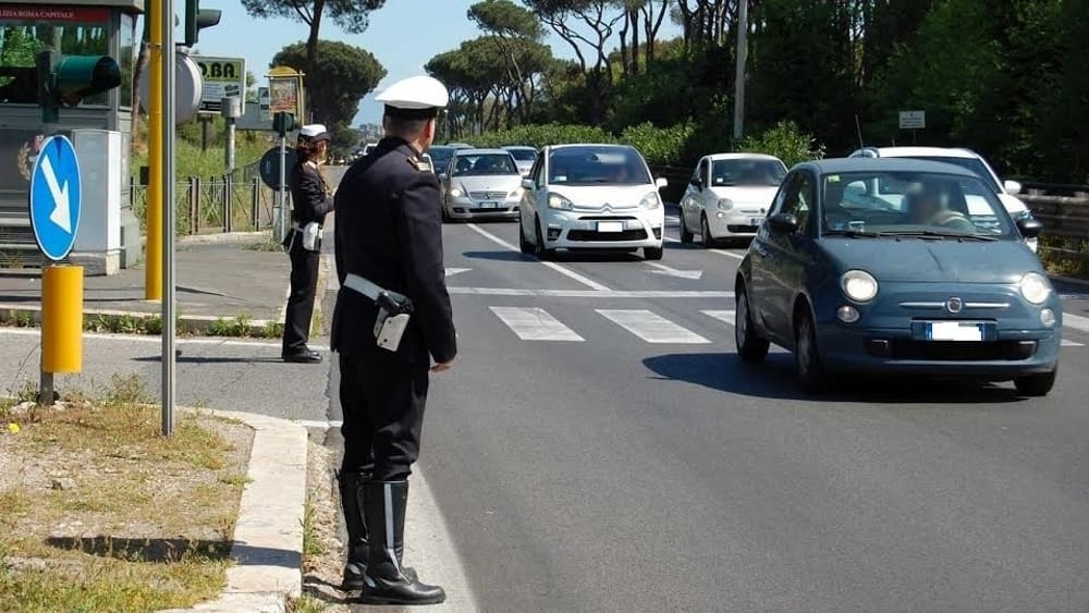 Incidente sulla Colombo, scontro tra due auto e strada chiusa: due feriti