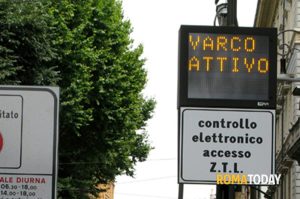 Aprono portellone del furgone per nascondere targa ed entrare nella Ztl
